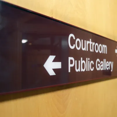 sign with arrow pointing to courtroom