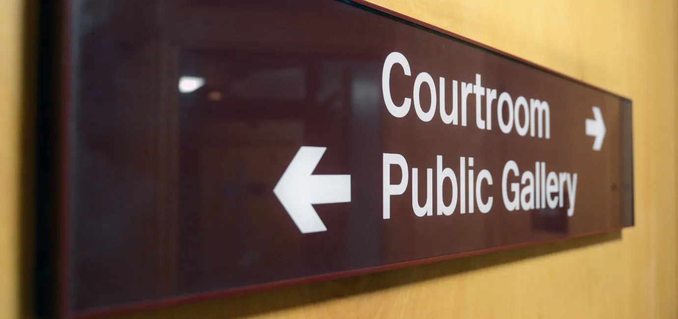 Sign pointing to a court room